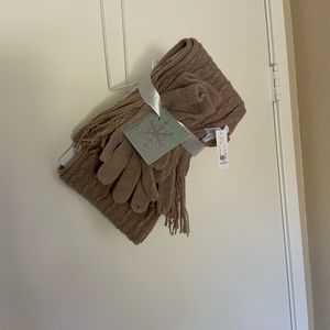 Scarf and gloves set.